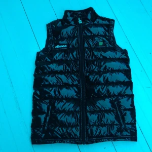 Ellesse - väst 10/10 äkta från 12 till 14 år kan mötas upp i Katrineholm 