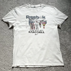 Reebok T-shirt  - Reebok graphic tee i storlek L. Använd ganska få gånger, tvättad kanske 2 gånger. Passformen är lite oversized. Köpt för 400 kr