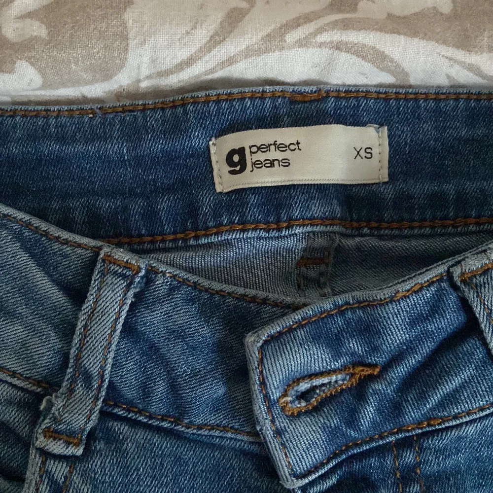 Flare jeans från gina tricot! Knappt använd för 30kr. Jeans & Byxor.