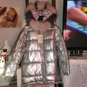Ny vinterjacka silver päls M - Helt ny! Skitcool vinterjacka som går ner över rumpan, dragsko i ärmarna och avtagbar päls i rosa/grå. Normal i storlek