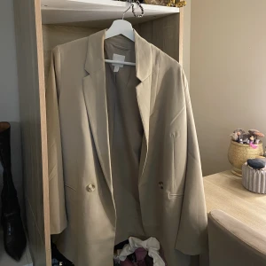 Beige kavaj - Säljer denna fina beiga kavajen, från hm. Inte använd speciellt mycket🫶🏼