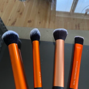 4 st borstar från Real Techniques - Alla säljes tsm för 100kr. Alla är nytvättade. Ej intresserad av byten. Frakt på 39kr tillkommer. 