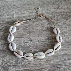 Choker halsband - Chokerhalsband med riktiga snäckor.