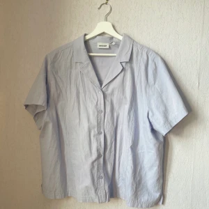 Skjorta Weekday - Ljuslila/blå skjorta från Weekday. Bekväm passform. Inga defekter/fläckar. Är i mycket gott skick.