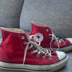 Röda converse - Just nu är de inte tvättade då sulorna är lite smutsiga men annars är de väldigt fina och använda ett par gånger!❤️