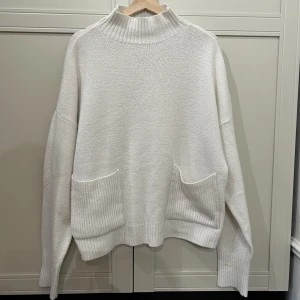Stickad tröja - Säljer denna jättesöta vita stickade tröjan med fickor som fina detaljer!💕jag har storlek S egentligen men modellen på tröjan är oversize så den passar s-l! Skriv privat för eventuella frågor och köparen står för frakten💕🫶pris går att diskutera💞