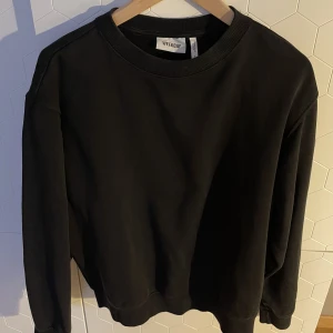 Weekday tröja - Svart collegetröja från Weekday i storlek S, fast oversized! Superfint skick och passar till allt💙 150kr + frakt 📦 