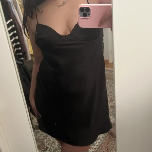 Satinklänning från zara  - Satinklänning från zara  använd 1 gång 💕 strl L men mer som en M 🫶🏼 köparen står för frakten! 