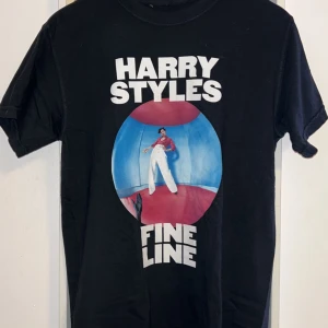 harry styles merch - En jätte fin Harry Styles merch, fine line t-shirt köpt på Harrys egna hemsida. Inte alls mycket använd, storlek S. Kan mötas upp kan posta