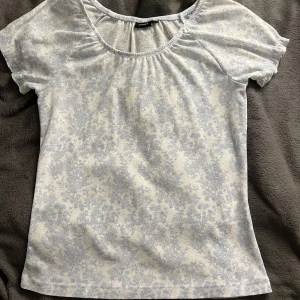 Blommig blus 38/40 - Blommig blus 38/40