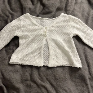 Vit kofta 134/140 - Vit virkad kofta, storlek 134/140, bra skick💕