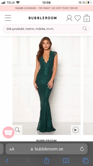 Balklänning  - Använd 1 gång. Inköpt för ca 800 kr. Gick i gräs en hel dag med klänningen vilket medfört att det fastnat strån längst ner i tyget, svårt att få bort men inget som man direkt tänker på., se bild. I övrigt fint skick och sitter bekvämt. Stor i storleken.