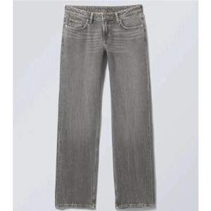 Säljer dessa Arrow Low jeans från Weekday för att dom är förstora. Aldrig använda och även slutsålda på deras hemsida. Midjemått: 38cm och innerbenslängden: 83cm  Nypris 590kr säljer för 350kr
