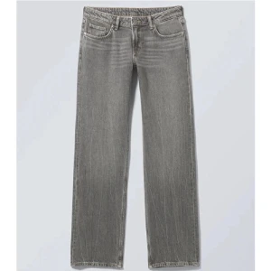 Aros low jeans  - Säljer dessa Arrow Low jeans från Weekday för att dom är förstora. Aldrig använda och även slutsålda på deras hemsida. Midjemått: 38cm och innerbenslängden: 83cm  Nypris 590kr säljer för 350kr