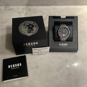 Klocka versace - En helt ny versace klocka me färgen silver och blå skick 10/10 Skriv till mig på dm om ni är intresserade🤩 kan diskutera pris vid dm 