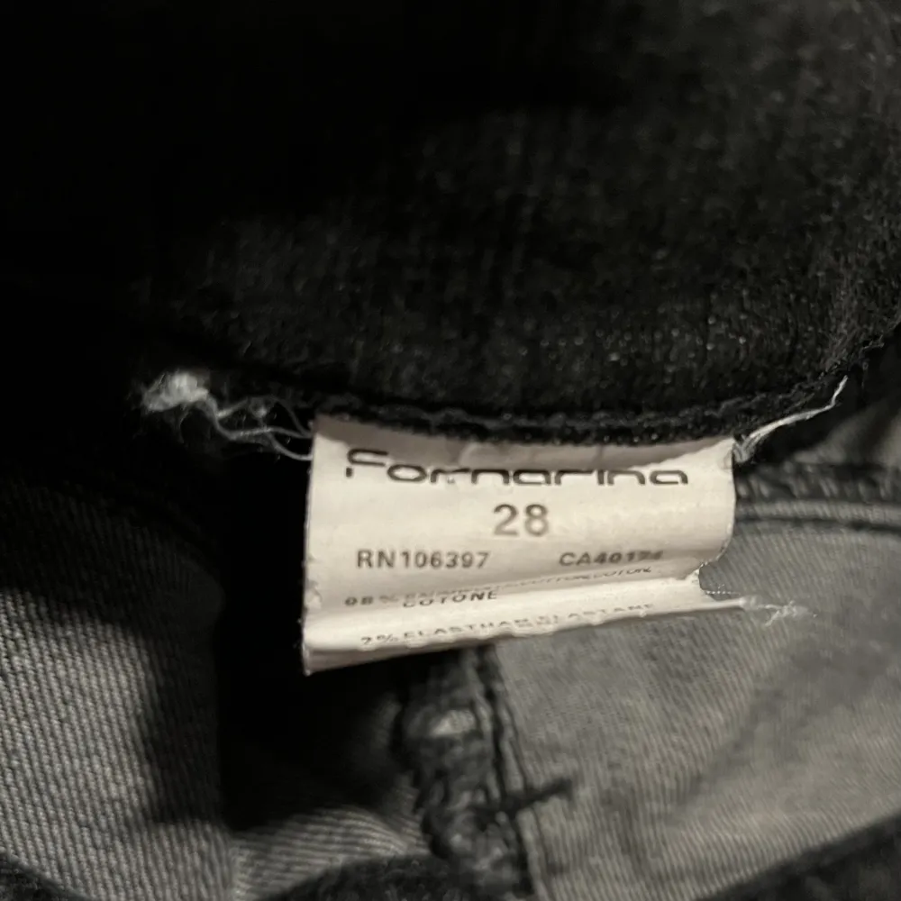 Säljer dessa superfina jeansen i bra skick då jag enbart använt de en gång. :)🫶🫶 Storleken ser ni på lappen i en av bilderna. Passar mig som har xs/32 i byxor.✨✨🪩. Jeans & Byxor.