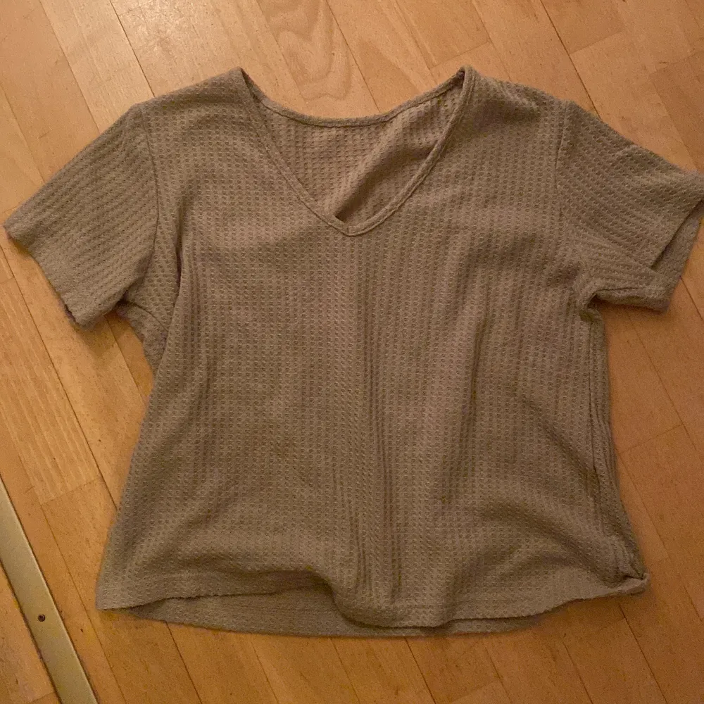 En jätte fin å super skön tröja från shein säljer för kommer aldrig till användning 💞. T-shirts.