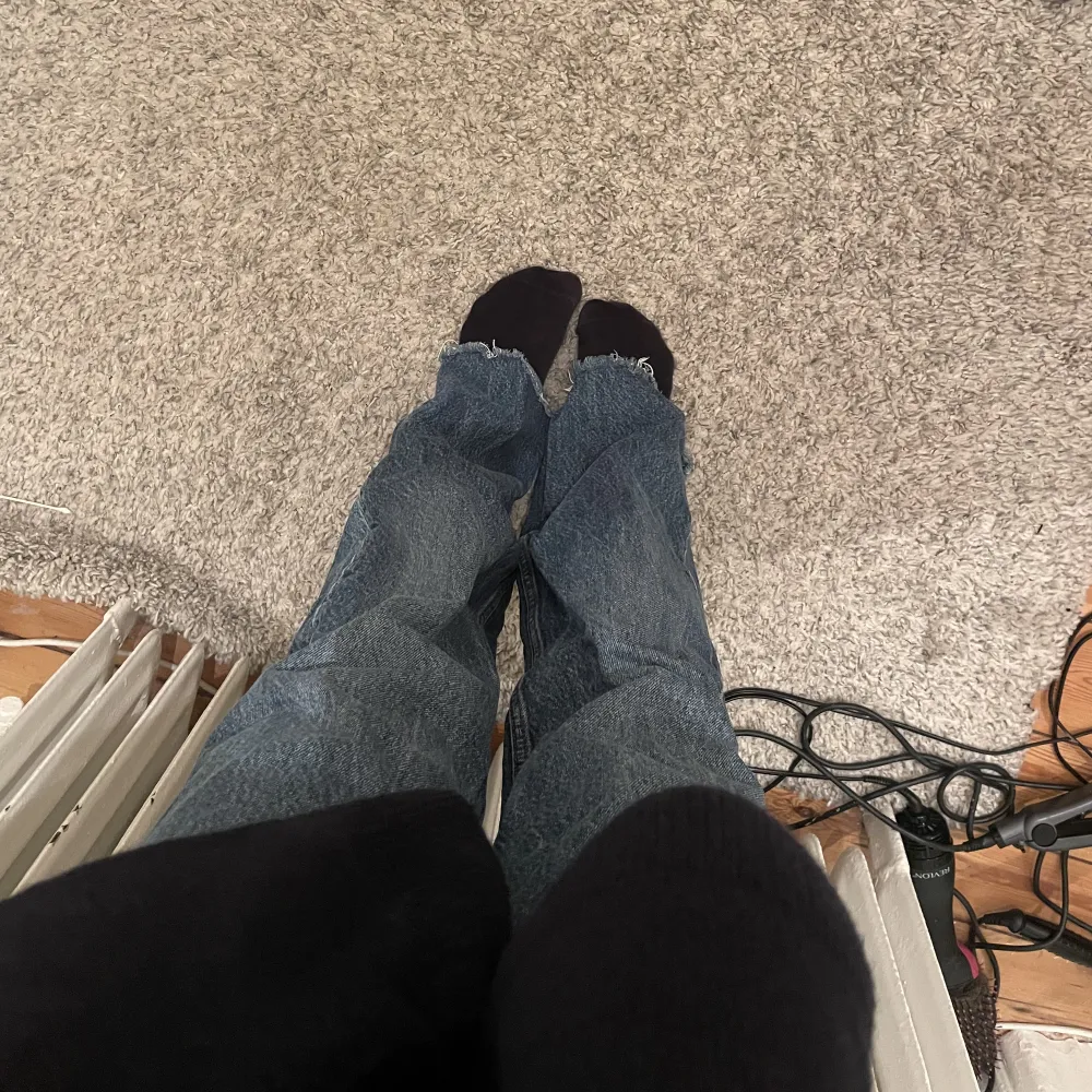 Helt oanvända mörkblå jeans från zara! I rak modell, lite långa på mig som är 163❤️‍🔥. Jeans & Byxor.