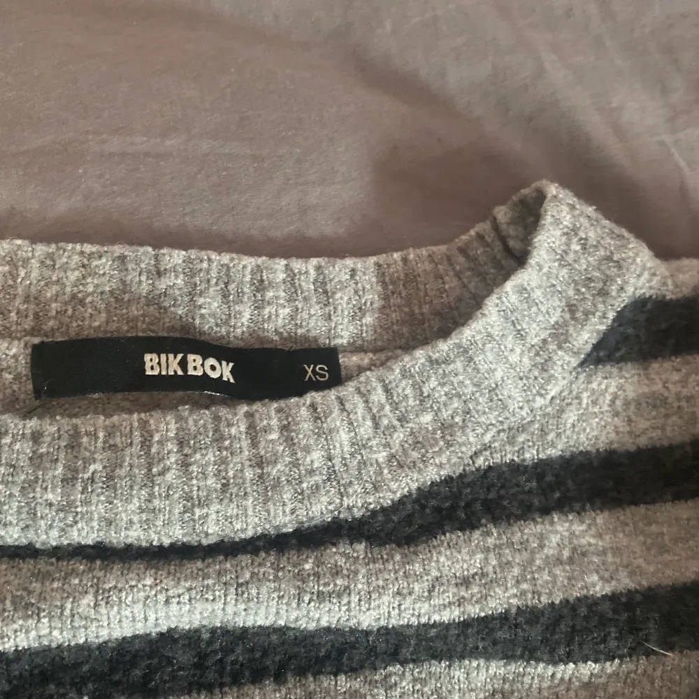 Säljer denna randiga stickade tröja från bikbok då den blivit för liten💞 skriv för fler bilder!. Stickat.