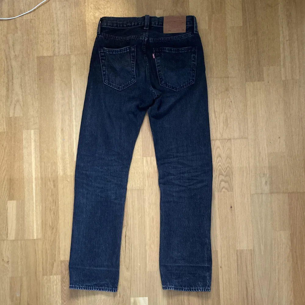 Nästan helt oanvända svarta Levis 501:or i storlek 27/30 Nypris ca 1000:- . Jeans & Byxor.