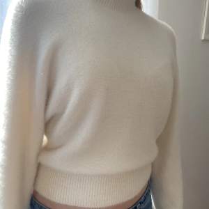 säljer denna super mjuka och mysiga polo tröjan ifrån vero moda💓 Den är i storleken XS men passar även S!