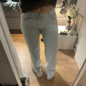 Lowwaist monki jeans💓 - Säljer mina low waist monkijeans! De är använda en gång i sommras bara, så i nyskick! Midje storleken skulle jag säga är en 28/29 i low waist. Väldigt långa! Jag är 164 cm☺️ kan frakta eller mötas i centrala stockholm/södra stockholm💓💓