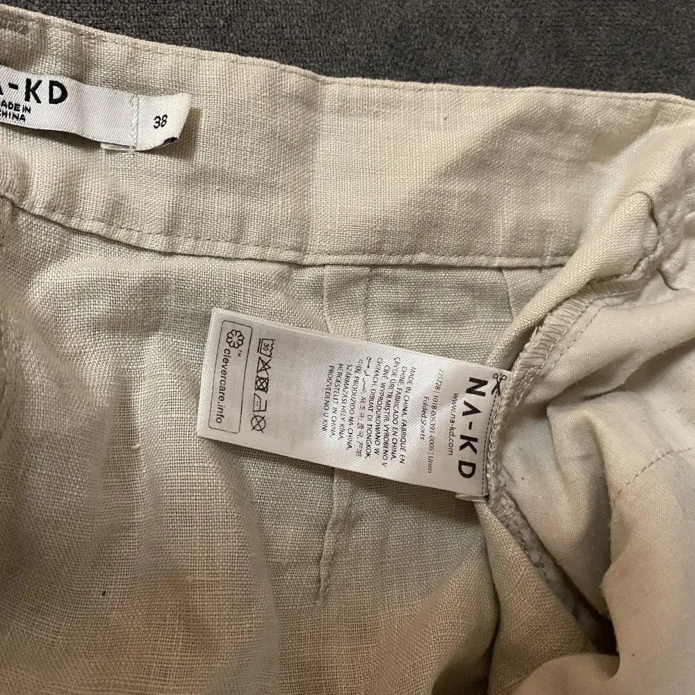 ”Linen folded shorts” från nakd, storlek 38. Säljer då de inte längre kommer till användning. Nypris 429kr. Shorts.