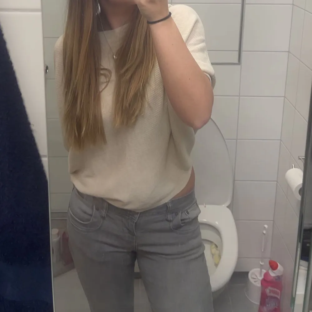 Säljer dessa slutsålda ltb valerie jeans då dom inte kommer till användning! Slutsålda och jeansen är använda men är i mycket bra skick💋 Storlek 29/32 och jag är 165 och passar bra i längden. Jeans & Byxor.