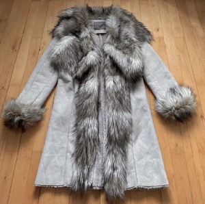 Afghancoat / Penny Lane-kappa - Köpt för 700kr av en tjej på plick och det är hennes bilder i den här annonsen. Aldrig använt själv för den passar inte på mig. Väldigt mjuk och skön inuti 🌸