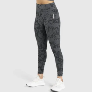 Gymshark tights  - Dessa tights från gymshark heter Adapt camo seamless i svart, strl S.  Vad jag kan se säljs dem inte längre 🥺Sitter så sjukt bra, mjuk i materialet, och röven fantastisk mycket pga sömmen i rumpan. Har så många så kommer inte till användning men älskar de