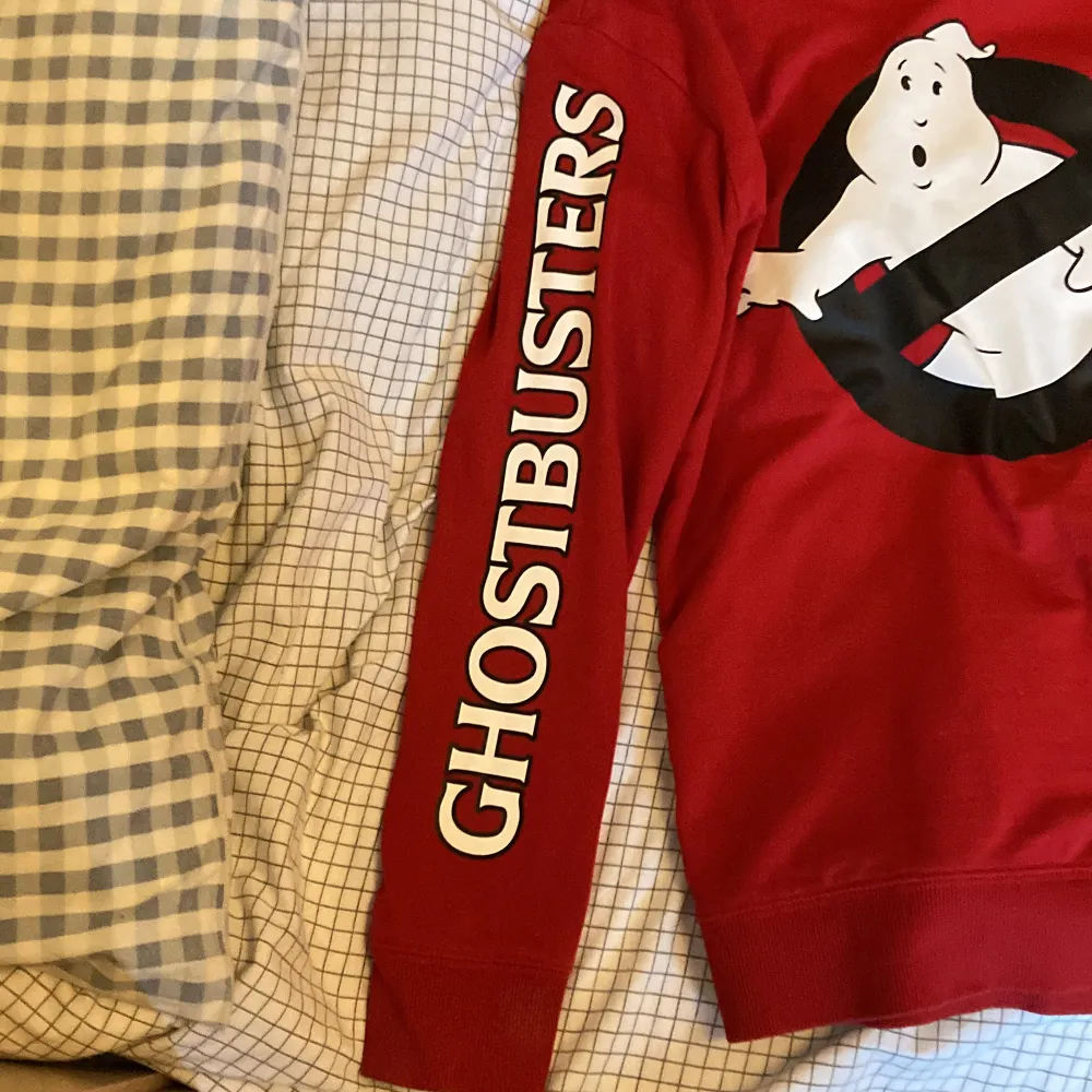 Röd ghostbusters hoddy inga fickor, pris kan diskuteras🤍. Hoodies.