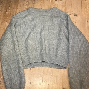 Blå stickad tröja - Blå stickad tröja i fint skick.