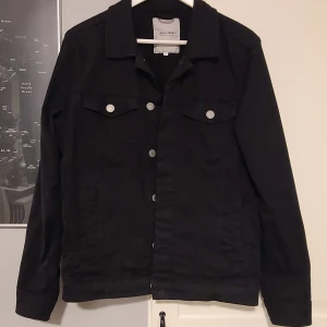 Jack & Jones jeansjacka - Svart jeansjacka från jack & jones i mycket bra skick. Jag använde den en hel del förut men nu har den hamnat i garderoben och jag har slutat använda den. Jackan är storlek S och nypriset är 599 kr.