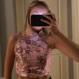 Pretty little thing topp - Superfin rosa blommig topp från pretty little thing💞 storlek 36🫶