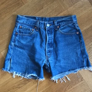 Levi’s shorts  - Jeansshorts från levi’s. Passar mig som bär strl 36.🦋💙🔵🦕🔹