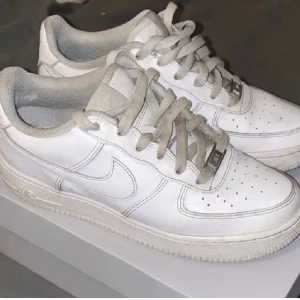 Air force vit - Säljer mina air force, skick 6-5/10, storlek 37,5  lite smutsiga och ett hål i tyget innanför i hälen 