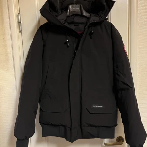 Canada goose chiliwack bombar jacka - Obs! Rymlig för att vara en xs! Du kommer i den som S och liten M med.  Passar både dam och herr!  Endast använd 3 gånger. Sen har den mest hängt i hallen.  Hel, ren och fräsch. Inköpt på NK som födelsedagspresent förra året. 