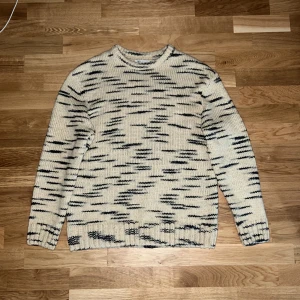 Zara tröja - Stickat ZARA tröja med snyggt tryck. Det är ull och den kliar inte jätte mycket som vissa andra stickade tröjor. Det är stl M men den passar även S