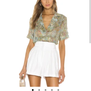 Blus - Otrolig topp från HEMANT & NANDITA. Säljer pga för stor, lappen sitter kvar och den är endast använd på bilden. Nypris 2700 säljer för 1500kr🤍🤍🤍