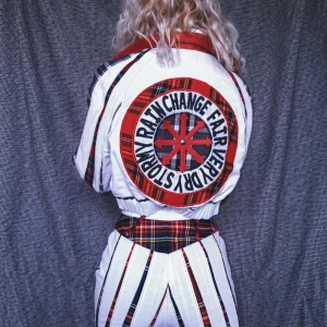 Hand made unique set - Handgjora av återvunnet material. Jacka och byxa passar en storlek 34 eller 36. Person på bild är 34 upp till och 36 ner till men passar också tvärtom. Helt unik, finns bara en.