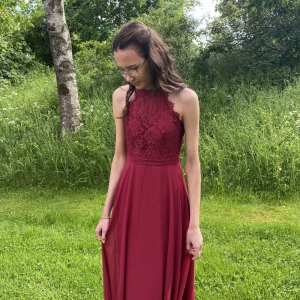 Balklänning  - En röd balklänning från jj house, använd endast en gång på balen