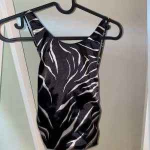 Zebramönstrad topp - Snygg tog med korsad öppen rygg