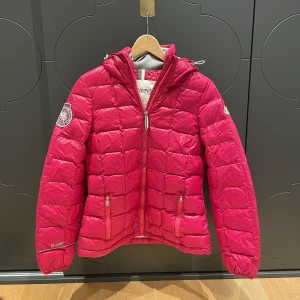 Dolomite jacka - En skidjacka från Dolomite i storlek S. Använd ett fåtal gånger, känns som ny. Perfekt att åka skidor i och väldigt varm och skön💗 