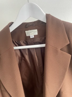 Brun kavaj - Säljer min bruna kavaj från Lindex Collection. Sparsamt använd. Storlek 40. Jag har vanligtvis 36 så jag har använt den som oversize, väldigt snyggt! 