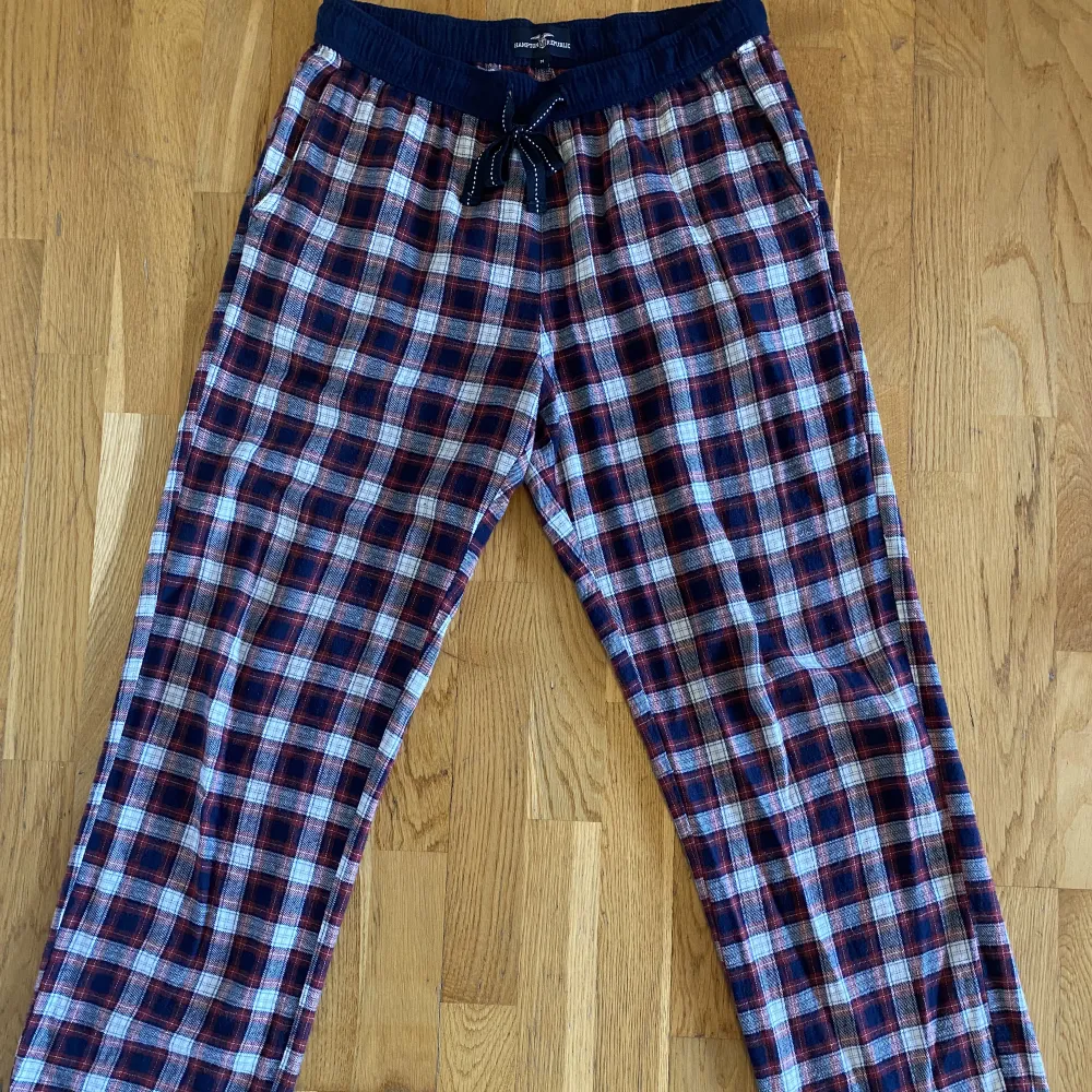 Säljer nu mina riktigt sköna pyjamasbyxor från Hampton Republic då de blivit något korta för mig.  Byxorna är i storlek M men passar S och är i 8/10 skick utan skador i materialet. . Jeans & Byxor.