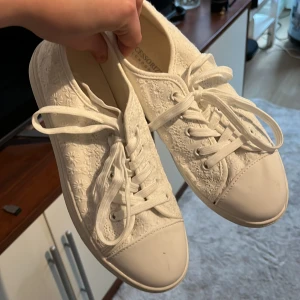 Vita skor - Vita sneakers. Använda 1 gång