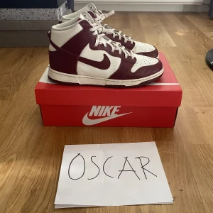 Dunk High ’Sail Team Red’ - Säljer ett per ruskigt feta Dunks i bra skick. Originallåda följer med. 