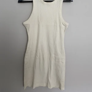 Klänning - Vit ribbad basicklänning ifrån bershka i strl S i fint skick👌🏽 betalning sker via swish så hör av dig om du är intresserad🥰