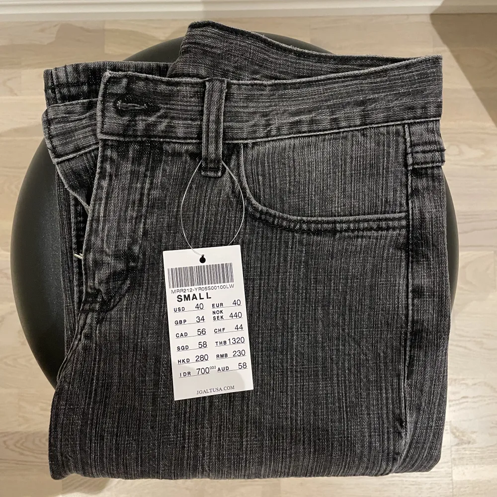 Helt nya Brielle 90’s Jeans från Brandy Melville. Lågmidjade och vida nedtill.. Jeans & Byxor.
