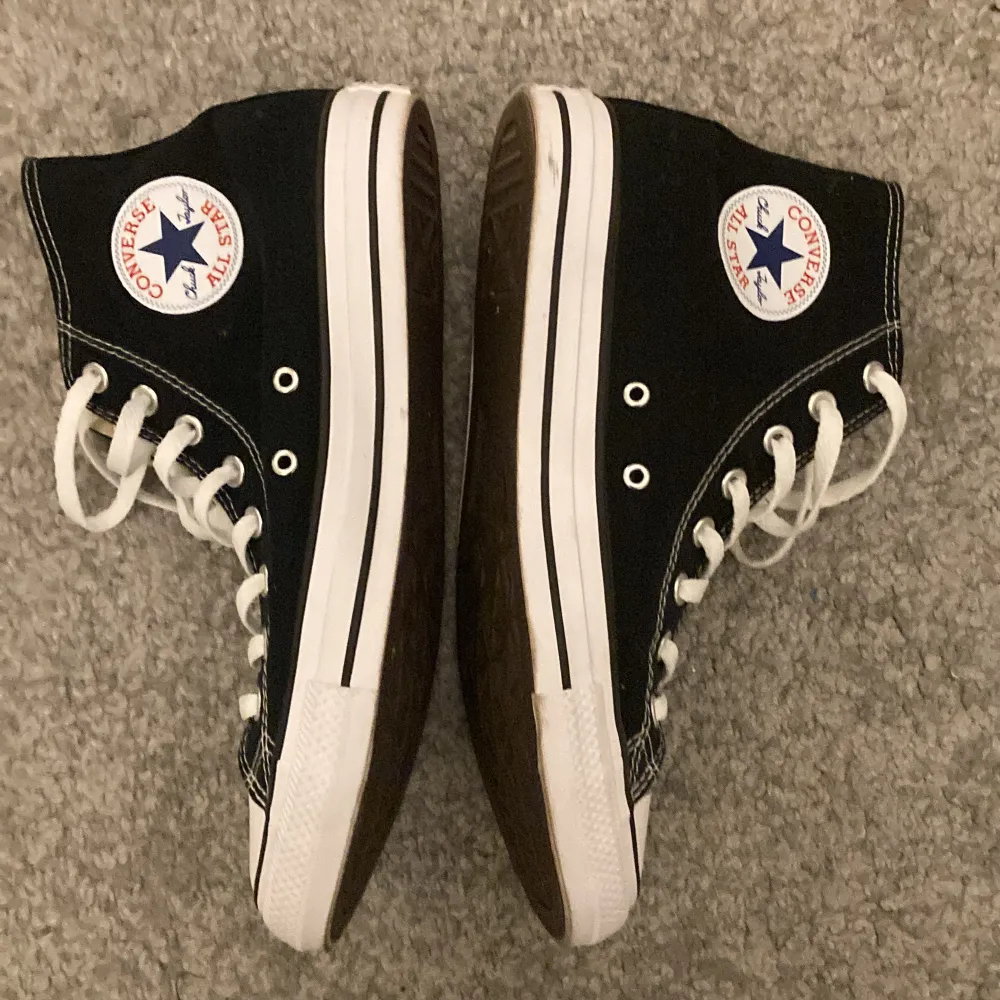 Svarta Converse i nyskick använda ca 3 gånger köpta på Boozt. Skor.